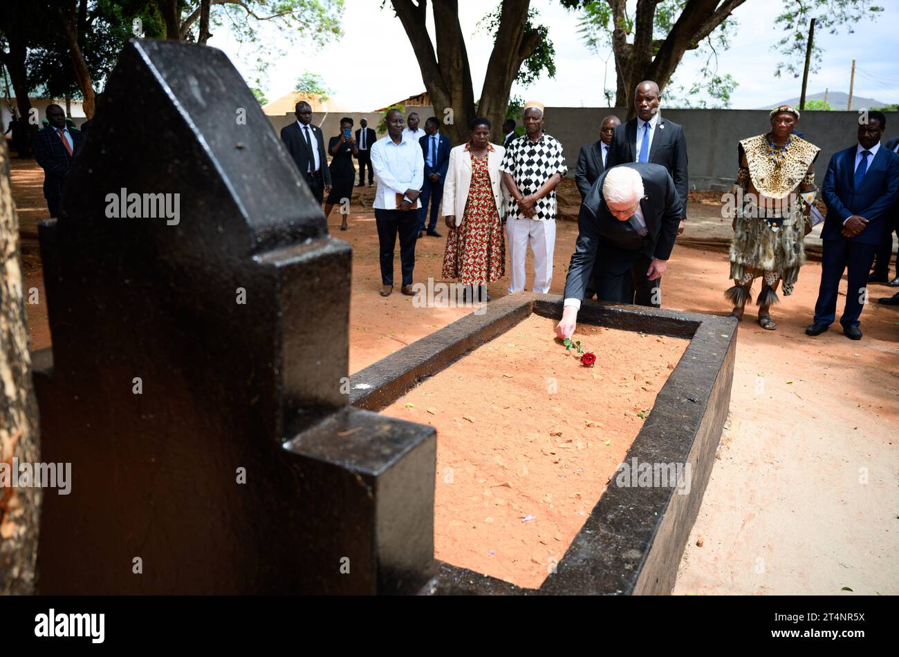Songea, Tansania. November 2023. Bundespräsident Frank-Walter Steinmeier legt zusammen mit Nachkommen der Helden des Maji-Maji-Krieges eine Rose am Grab von Nduna Songea Luwafu Mbano im Songea Memorial Park. Er beendete seine Tansania-Reise am Mittwoch mit einem Beitrag zur Auseinandersetzung mit der deutschen Kolonialgeschichte und traf Familien in Songea, deren Vorfahren in einem brutalen Krieg in der Kolonie Deutsch-Ostafrika ums Leben kamen. Quelle: Bernd von Jutrczenka/dpa/Alamy Live News Stockfoto