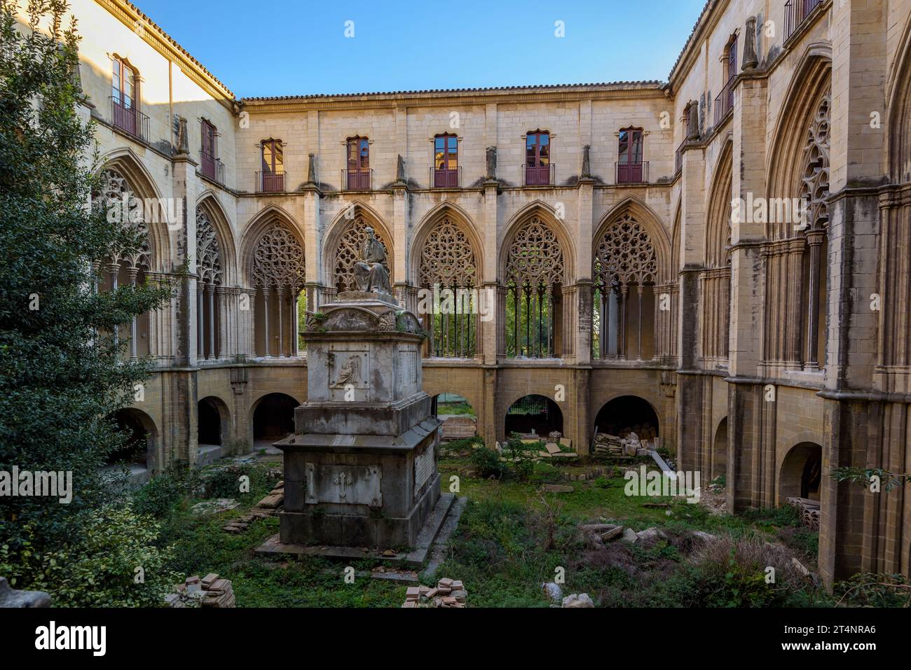 Kreuzgang der Kathedrale von Vic mit der Skulptur und dem Grab des Philosophen Jaume Balmes im Zentrum (Vic, Osona, Barcelona, Katalonien, Spanien) Stockfoto