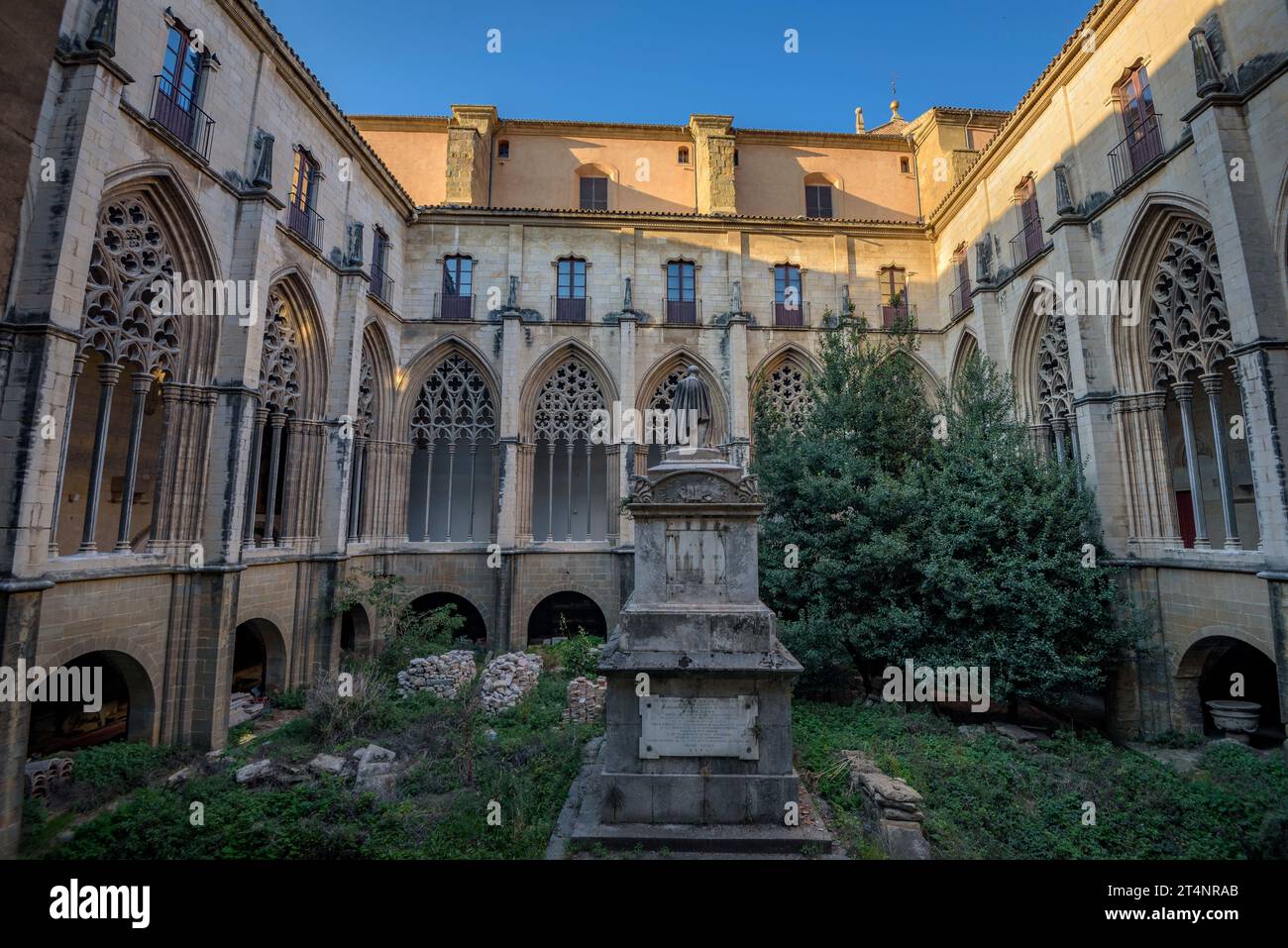 Kreuzgang der Kathedrale von Vic mit der Skulptur und dem Grab des Philosophen Jaume Balmes im Zentrum (Vic, Osona, Barcelona, Katalonien, Spanien) Stockfoto