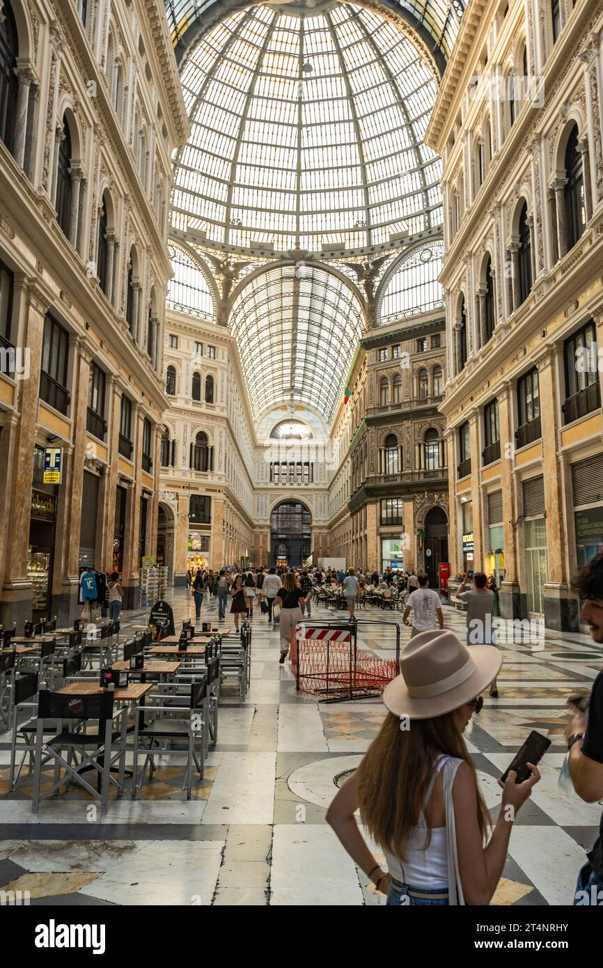 Innenansicht der Galleria Umberto I, einer öffentlichen Einkaufsgalerie in Neapel, Italien. Gebaut zwischen 1887 1890 Stockfoto