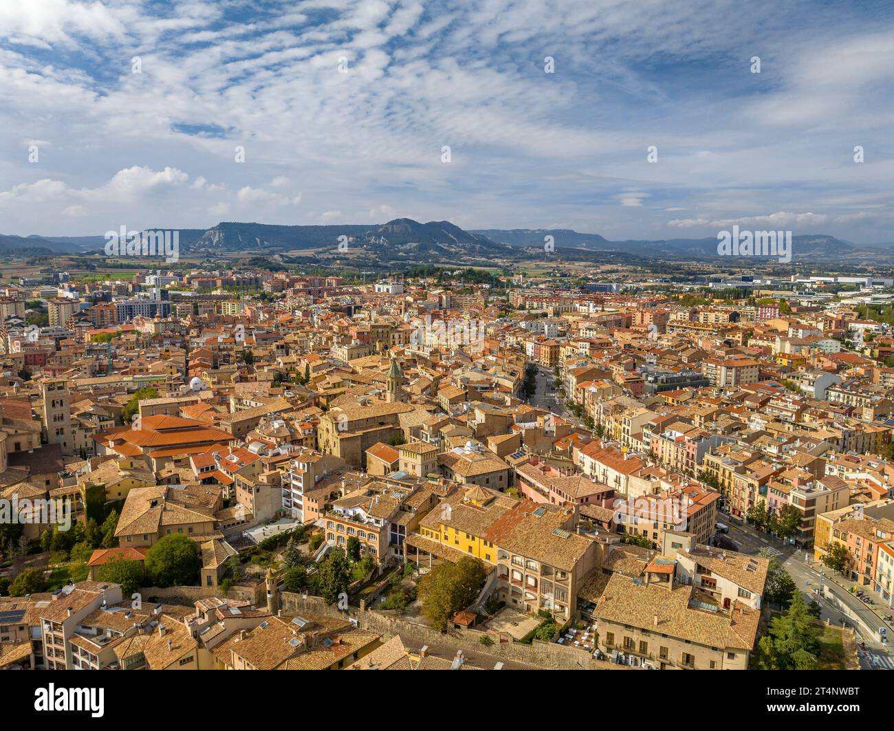 Luftaufnahme der Stadt Vic an einem Herbstmorgen (Osona, Barcelona, Katalonien, Spanien) ESP: Vista aérea de la ciudad de Vic (Barcelona, España) Stockfoto