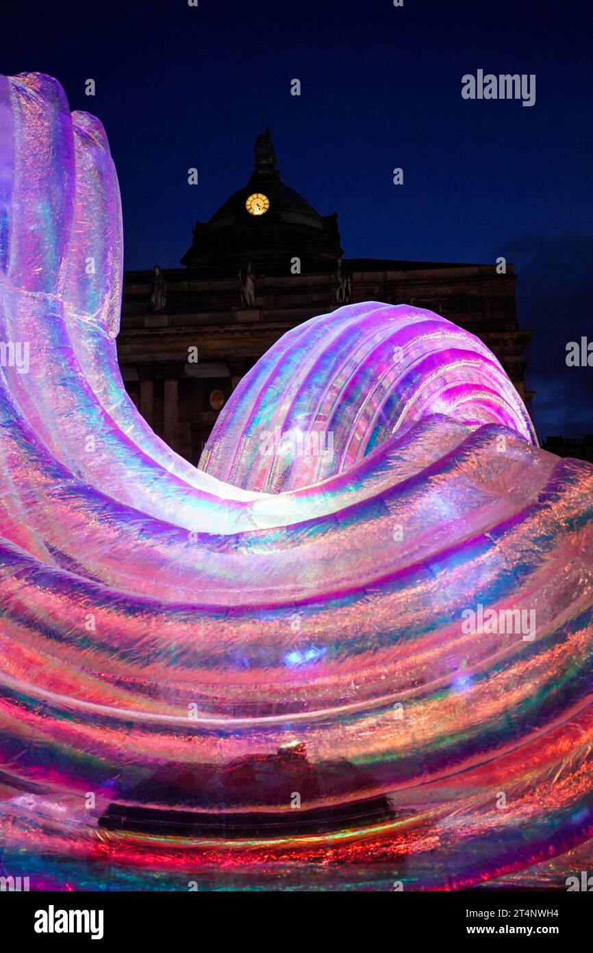 River of Light Liverpool 2023. Elysian und Elysian Arcs by Atelier Sisu. River of Light ist eine beleuchtete Galerie im Freien an der Liverpool Waterfront, einer 2 km langen Rundstrecke, die Licht und Sound von lokalen, nationalen und internationalen Künstlern bietet. Stockfoto