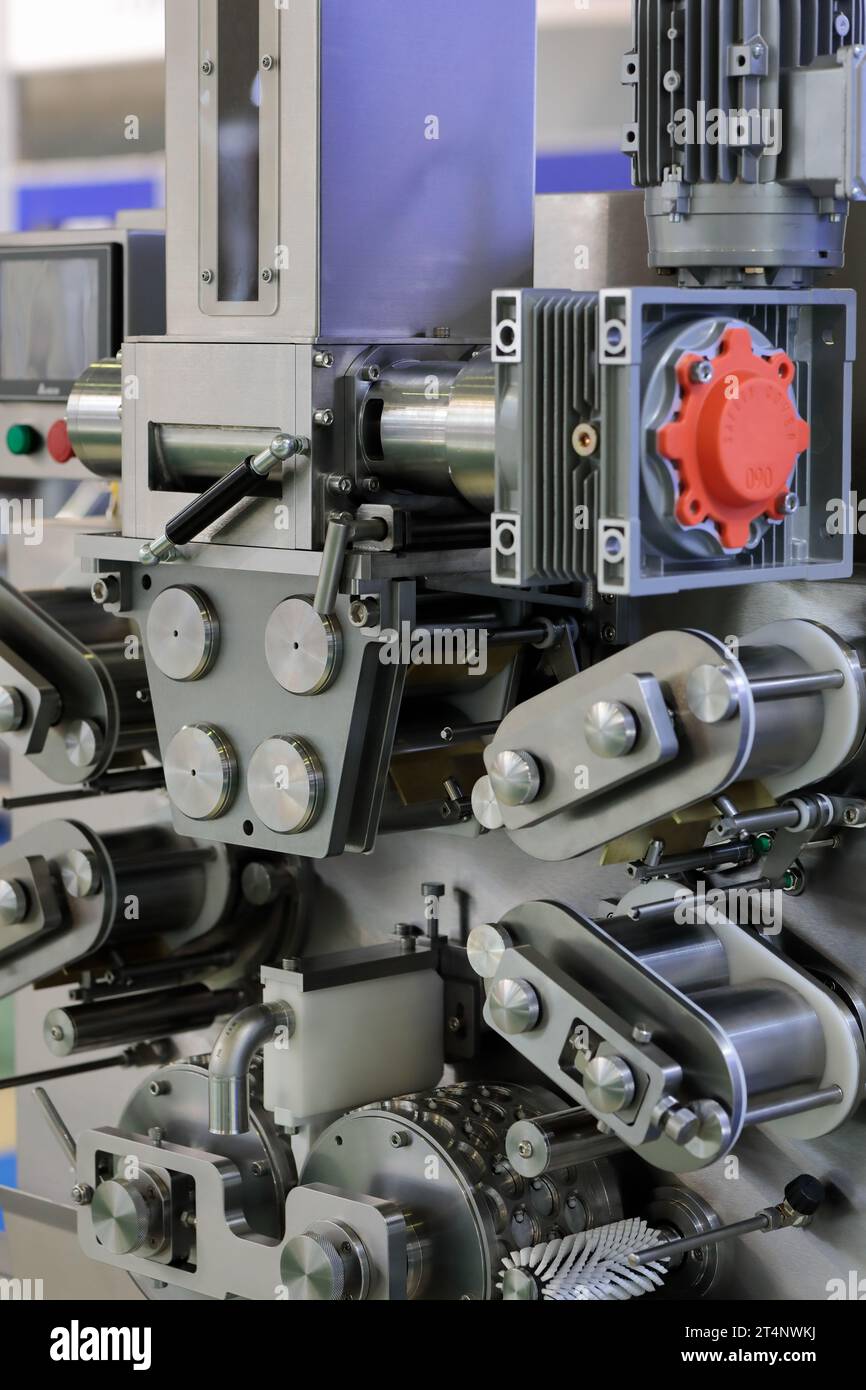 Industrielle automatische Klößchenherstellungsmaschine. Lebensmittelherstellung aus Edelstahl. Selektiver Fokus. Stockfoto