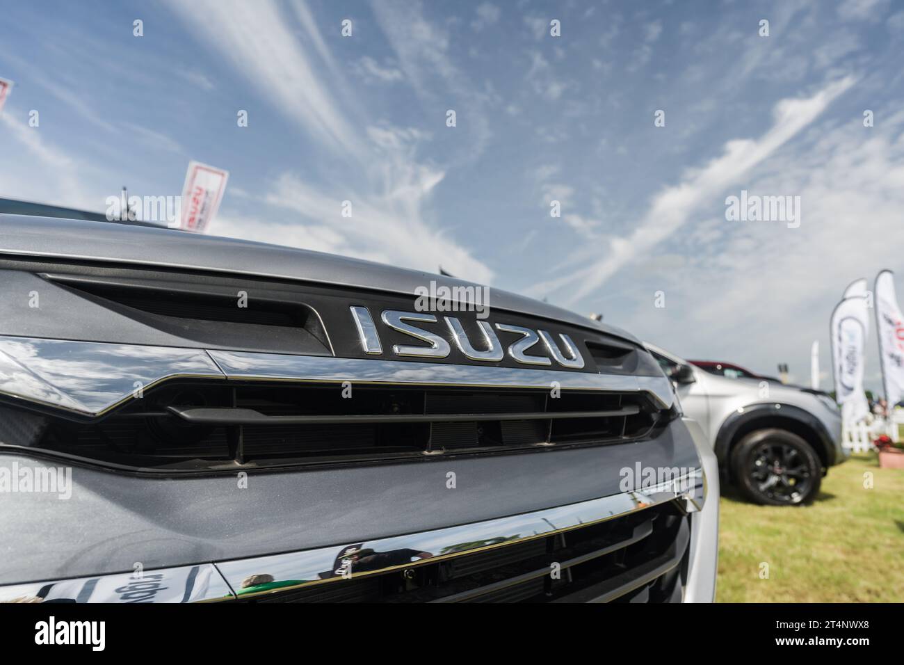 Nantwich, Cheshire, England, 26. Juli 2023. Nahaufnahme eines Isuzu D-Max Chromgitters, redaktionelle Hintergründe-Illustration. Stockfoto