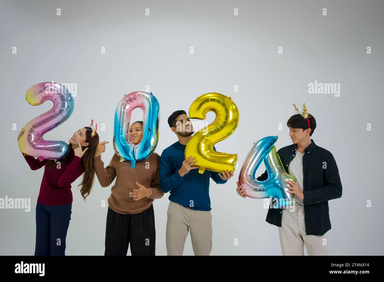 Freunde feiern für Neujahr 2024. Fest- und Freundschaftskonzept. Stockfoto