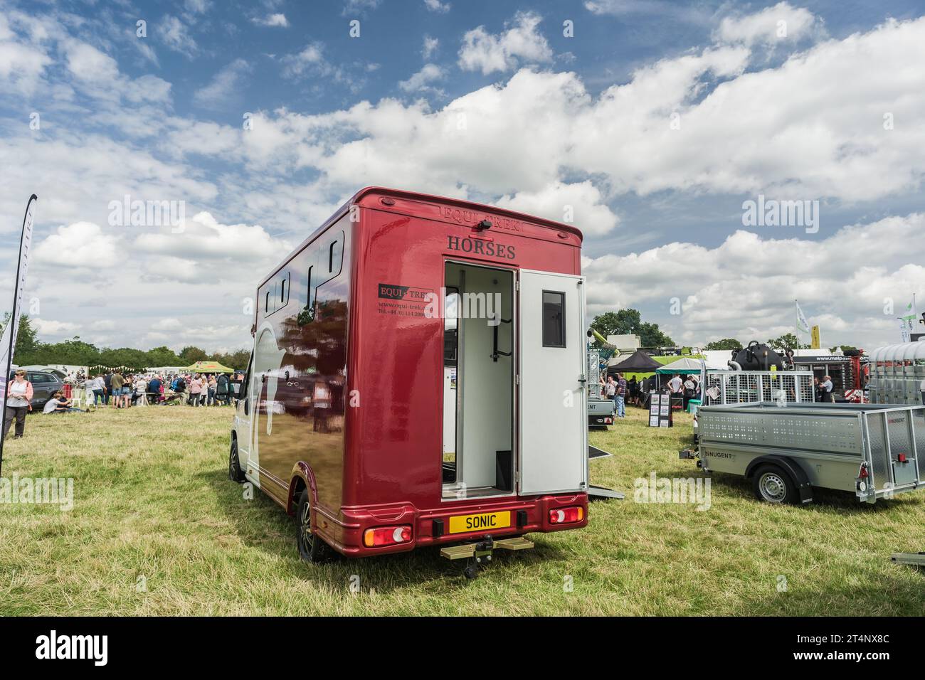Nantwich, Cheshire, England, 26. Juli 2023. Peugeot Pferdewagen mit Anhänger an einem Messestand, redaktionelle Illustration für Reitsport und Transport. Stockfoto