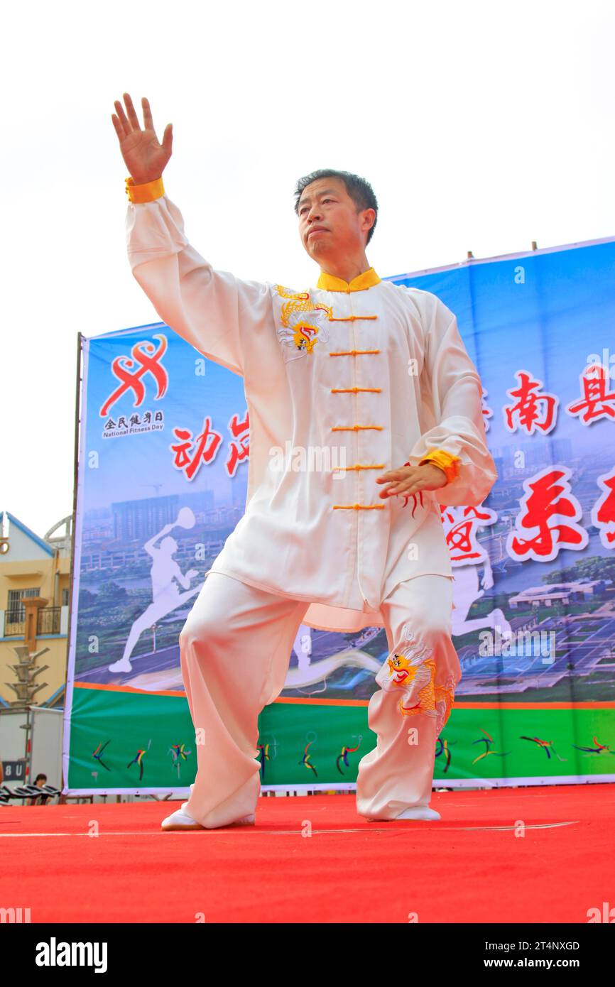 Luannan County - 7. August: Chinesisches Tai Chi chuan auf der Bühne, am 7. August 2015, Luannan County, Provinz hebei, China Stockfoto
