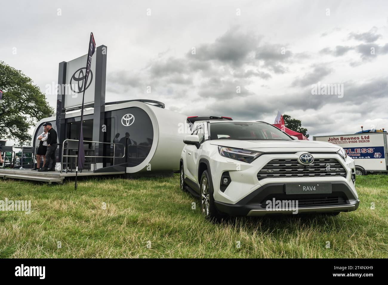 Nantwich, Cheshire, England, 26. Juli 2023. Weißer Toyota RAV4 bei einer Veranstaltung, Automobil- und Lifestyle-Leitbild. Stockfoto