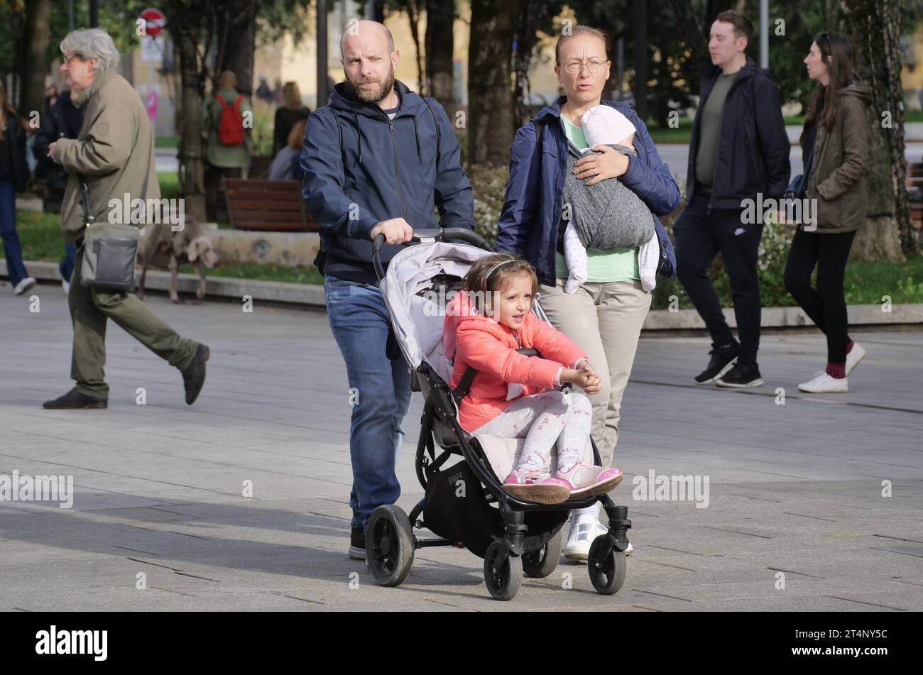 Bergamo, . Oktober 2023. In Italien gibt es immer weniger Kinder, was den demografischen Rückgang und die Krise der traditionellen Familie bestätigt: Jedes dritte Kind wird außerhalb eines Eheverhältnisses geboren. Quelle: Unabhängige Fotoagentur/Alamy Live News Stockfoto