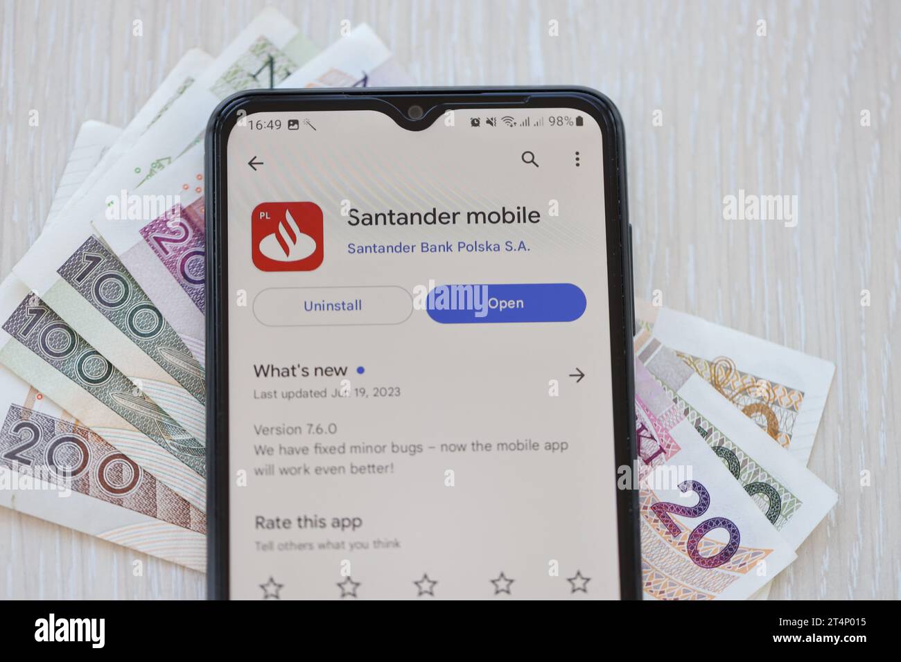 TERNOPIL, UKRAINE - 3. AUGUST 2023 Santander Bank Anwendung auf dem Bildschirm der Anzeige auf einem modernen Smartphone. Offizielle App der berühmten polnischen Bank Stockfoto