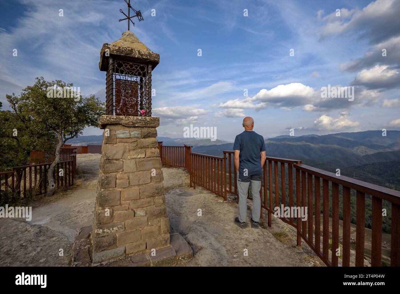 Aussichtspunkt und Denkmal des Salt de la Minyona, ein außergewöhnlicher Panoramablick auf Les Guilleries (Osona, Barcelona, Katalonien, Spanien) Stockfoto