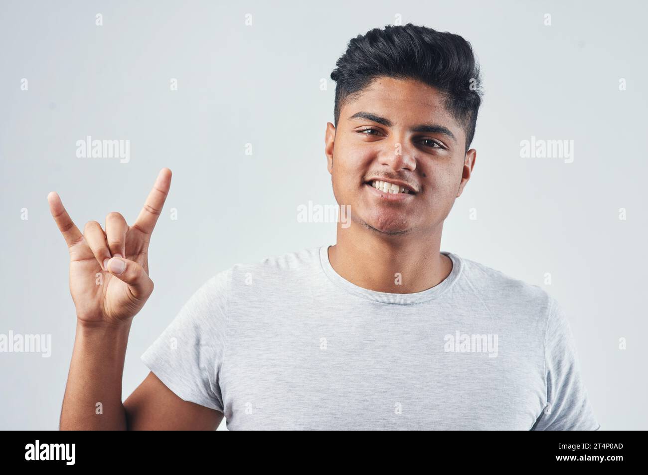 Halten Sie die gute Stimmung am Laufen. Studio-Aufnahme eines jungen Mannes, der vor weißem Hintergrund posiert. Stockfoto