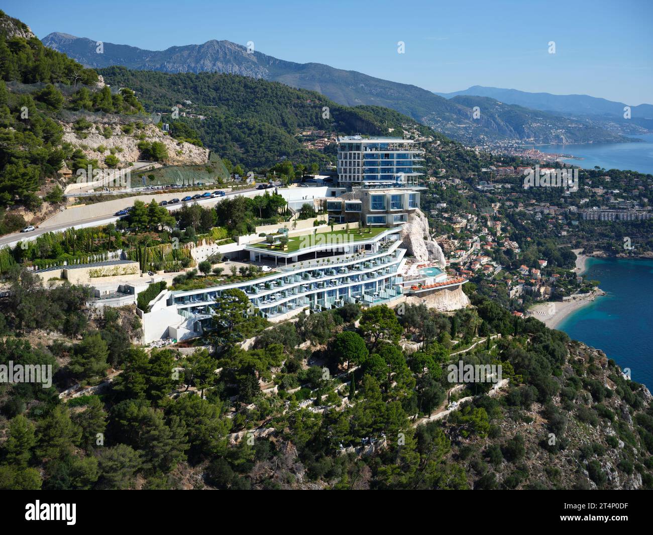 LUFTAUFNAHME. Maybourne Riviera Hotel mit atemberaubendem Blick auf das Mittelmeer. Roquebrune-Cap-Martin, Französische Riviera, Frankreich. Stockfoto