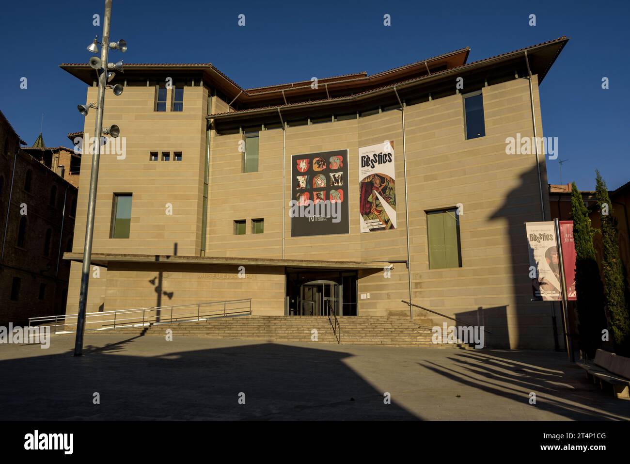 Fassade des Bischofsmuseums von Vic an einem Herbstnachmittag (Osona, Barcelona, Katalonien, Spanien) ESP: Fachada del Museo Episcopal de Vic, España Stockfoto