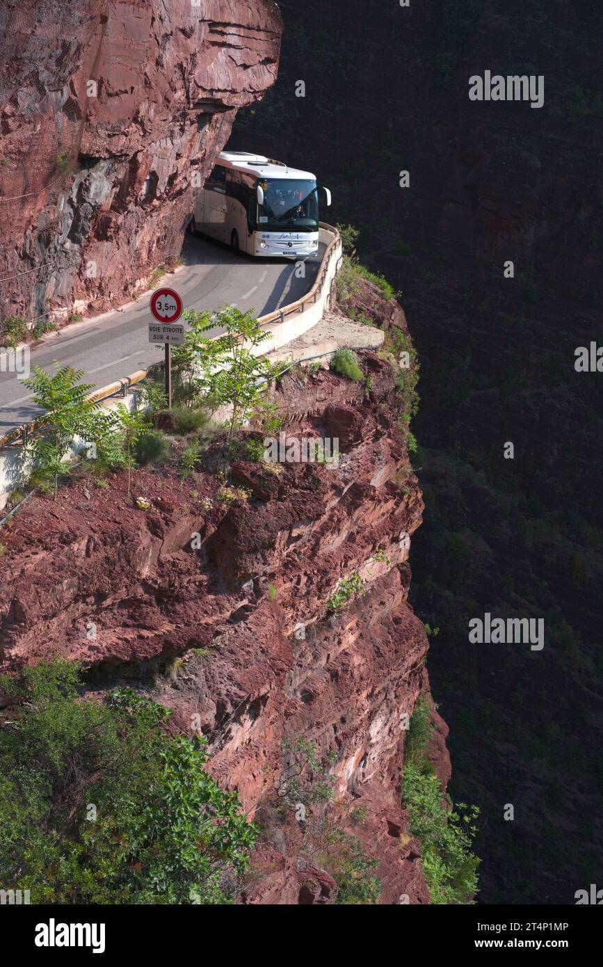 Aus DER VOGELPERSPEKTIVE von einem 6-Meter-Hubgerüst. Sightseeing-Reisebus auf einer schmalen Straße in einem tiefen Canyon. Schluchten du Cians, das Hinterland der französischen Riviera, Frankreich. Stockfoto