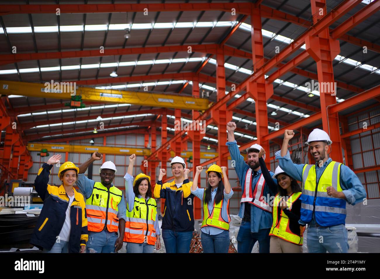 Arbeiter arbeiten in der Blechfabrik. Arbeiter und Industriekonzept. Stockfoto