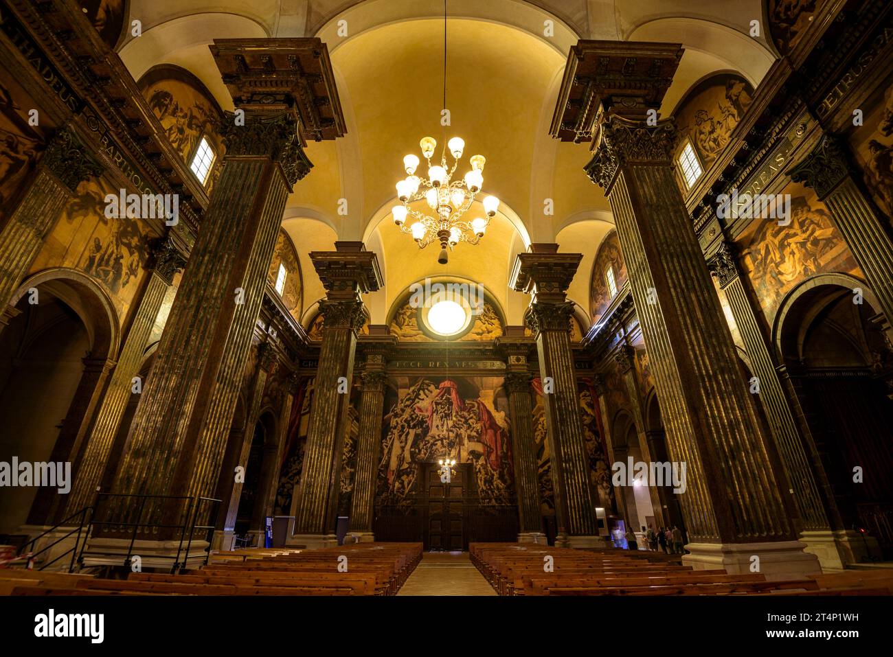 Inneres der neoklassizistischen Kathedrale St. Peter in Vic mit dramatischen Wandmalereien von Josep Maria Sert (Vic, Barcelona, Katalonien, Spanien) Stockfoto