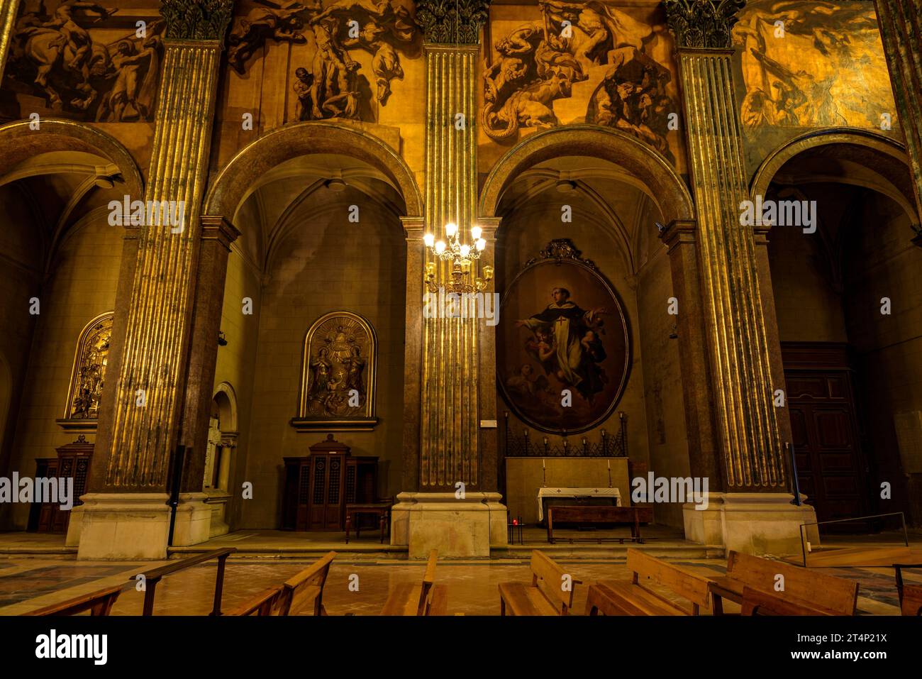 Inneres der neoklassizistischen Kathedrale St. Peter in Vic mit dramatischen Wandmalereien von Josep Maria Sert (Vic, Barcelona, Katalonien, Spanien) Stockfoto