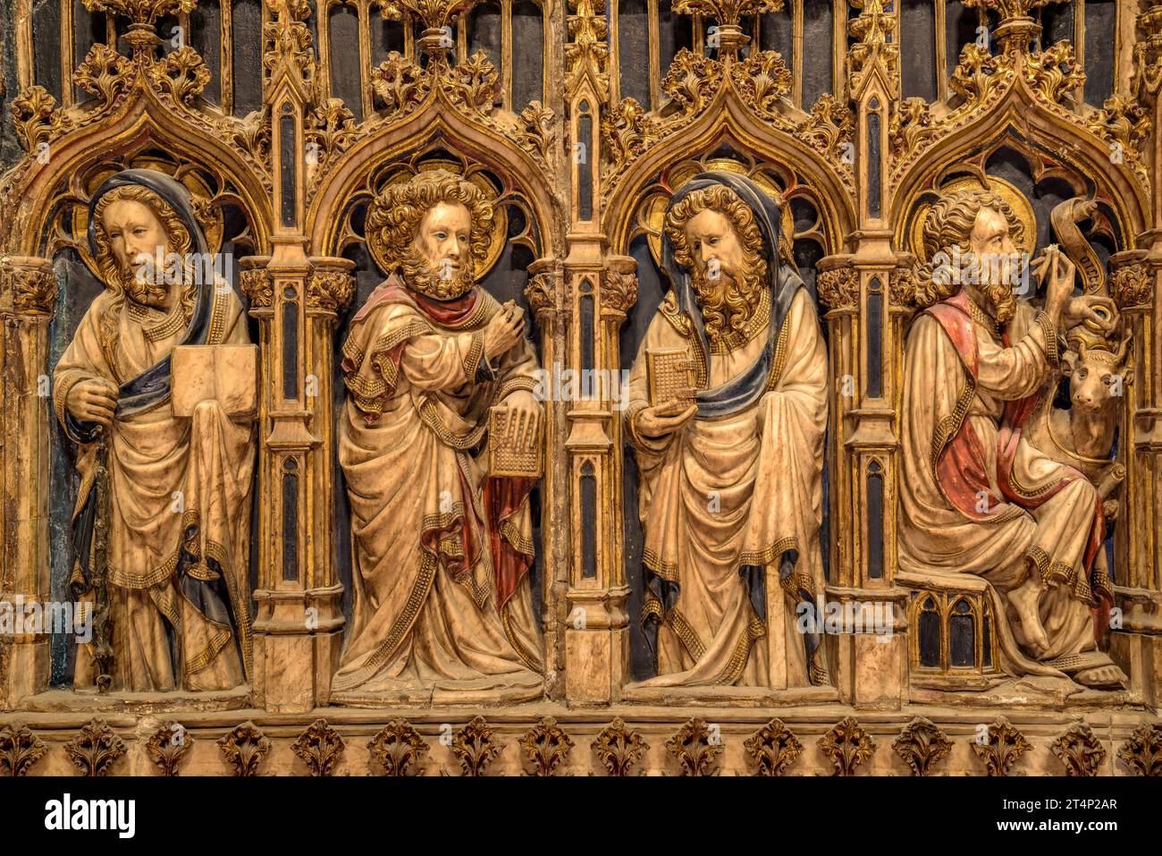 Primitiver Hauptaltar aus Alabaster aus dem 15. Jahrhundert im Ambulatorium der Kathedrale Vic (Osona, Barcelona, Katalonien, Spanien) Stockfoto