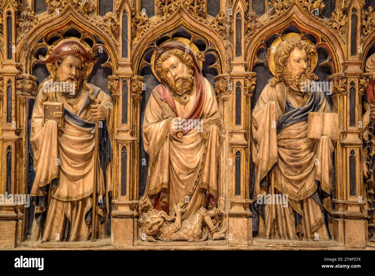 Primitiver Hauptaltar aus Alabaster aus dem 15. Jahrhundert im Ambulatorium der Kathedrale Vic (Osona, Barcelona, Katalonien, Spanien) Stockfoto