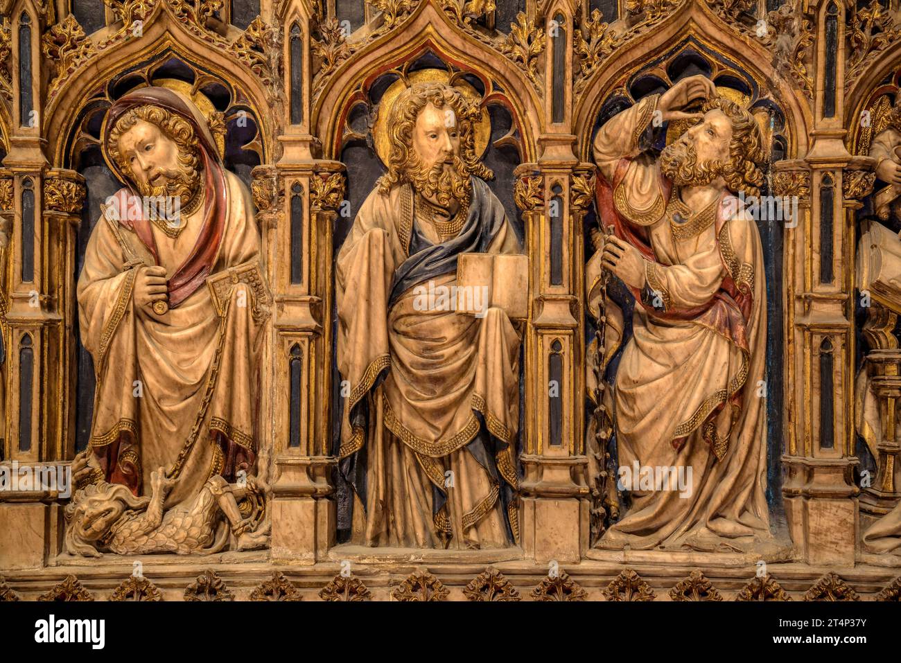 Primitiver Hauptaltar aus Alabaster aus dem 15. Jahrhundert im Ambulatorium der Kathedrale Vic (Osona, Barcelona, Katalonien, Spanien) Stockfoto