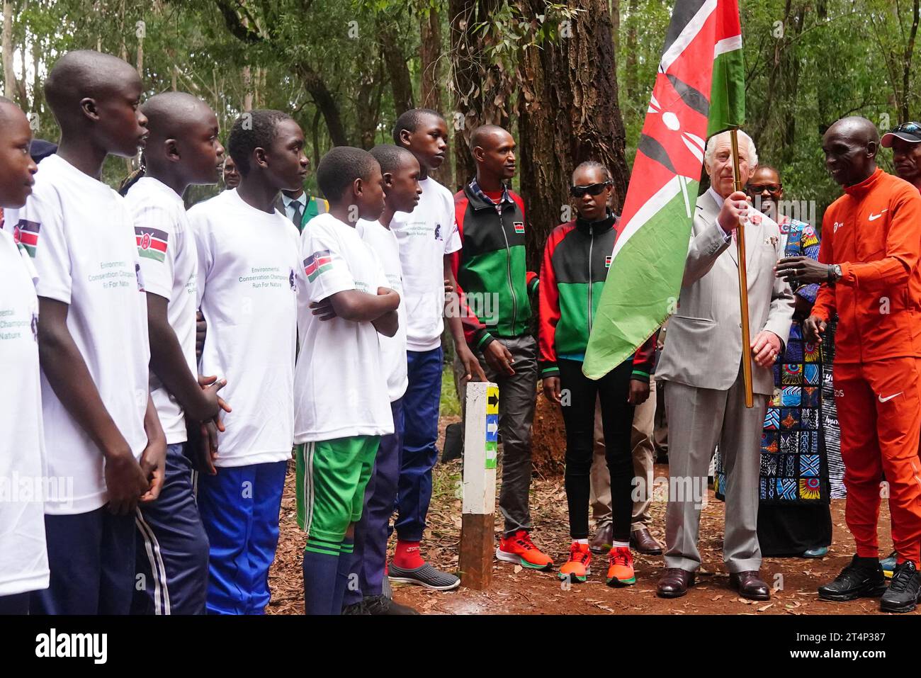 König Karl III. Und der kenianische Marathonläufer Eliud Kipchoge (rechts) halten Schulkinder ab, die an einem 15 km langen Run for Nature-Event teilnehmen, während eines Besuchs im Stadtwald Karura in Nairobi, um die entscheidende Rolle von Grünflächen und Wäldern in nachhaltigen Städten hervorzuheben; am zweiten Tag des Staatsbesuchs in Kenia. Bilddatum: Mittwoch, 1. November 2023. Stockfoto