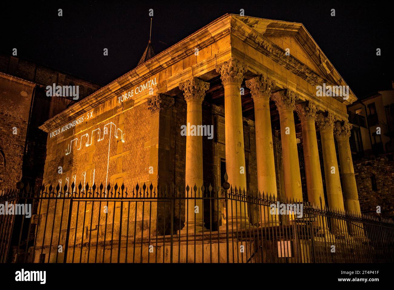 Video Mapping an der Seitenfassade des römischen Tempels von Vic (Osona, Barcelona, Katalonien, Spanien) ESP: Video Mapping en la fachada del templo de Vic Stockfoto