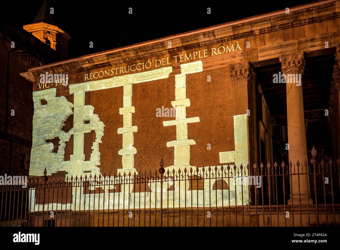 Video Mapping an der Seitenfassade des römischen Tempels von Vic (Osona, Barcelona, Katalonien, Spanien) ESP: Video Mapping en la fachada del templo de Vic Stockfoto
