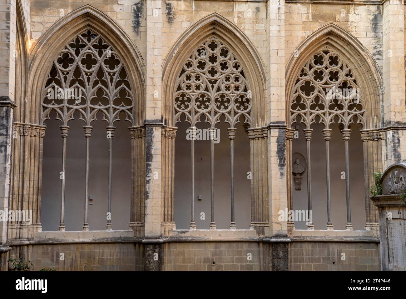 Fenster des gotischen Kreuzgangs der Kathedrale St. Peter von Vic (Osona, Barcelona, Katalonien, Spanien) ESP: Ventanales del claustro Gótico de Vic Stockfoto