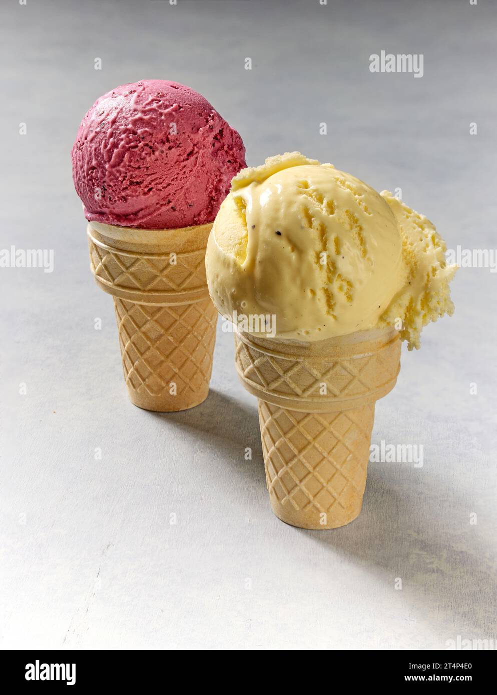 Vanille- und Beereneis in Waffelkegeln Stockfoto