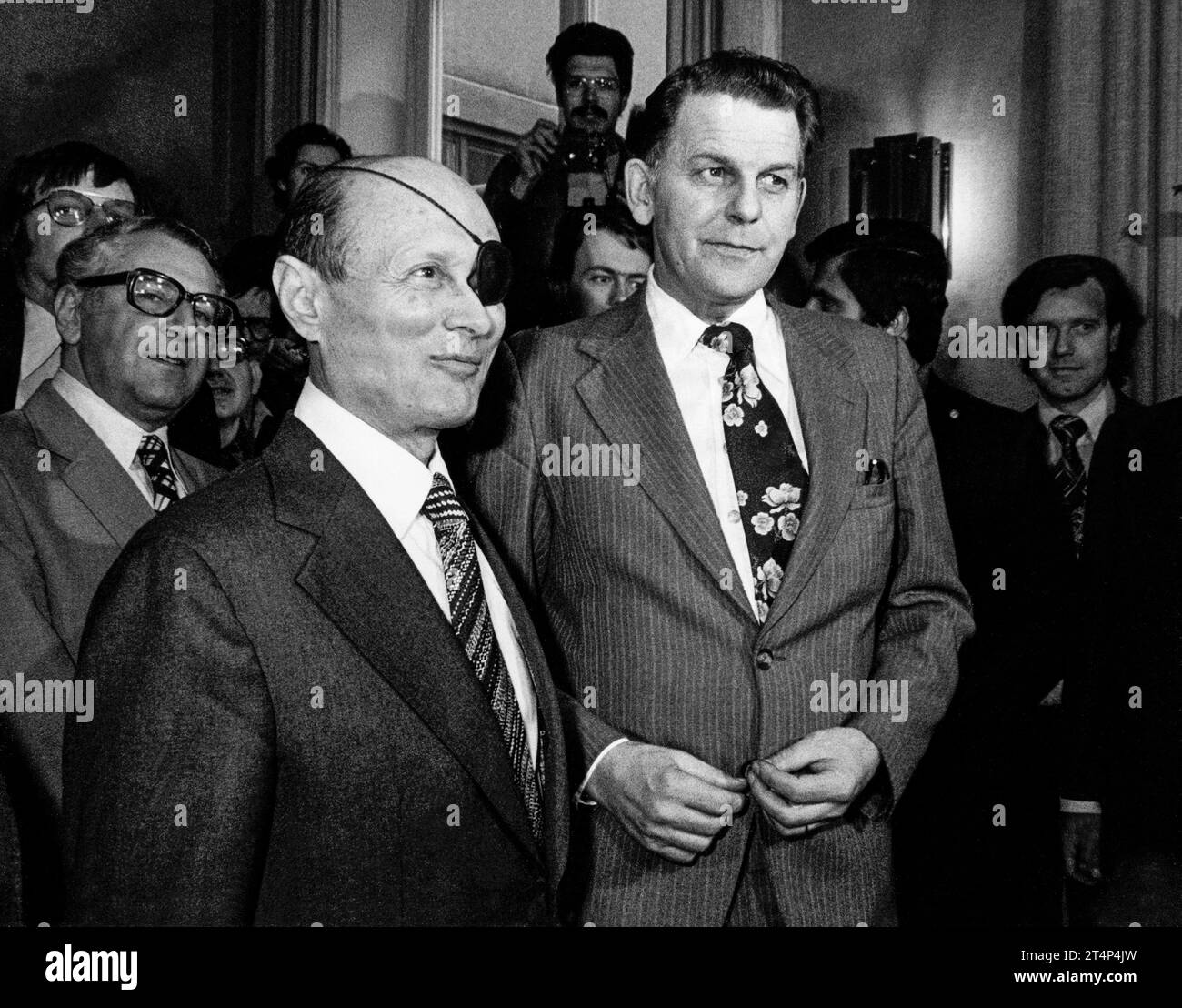 MOSHE DAYAN israelischer Außenminister trifft in Stockholm mit dem schwedischen Premierminister Thorbjörn Fälldin zusammen Stockfoto