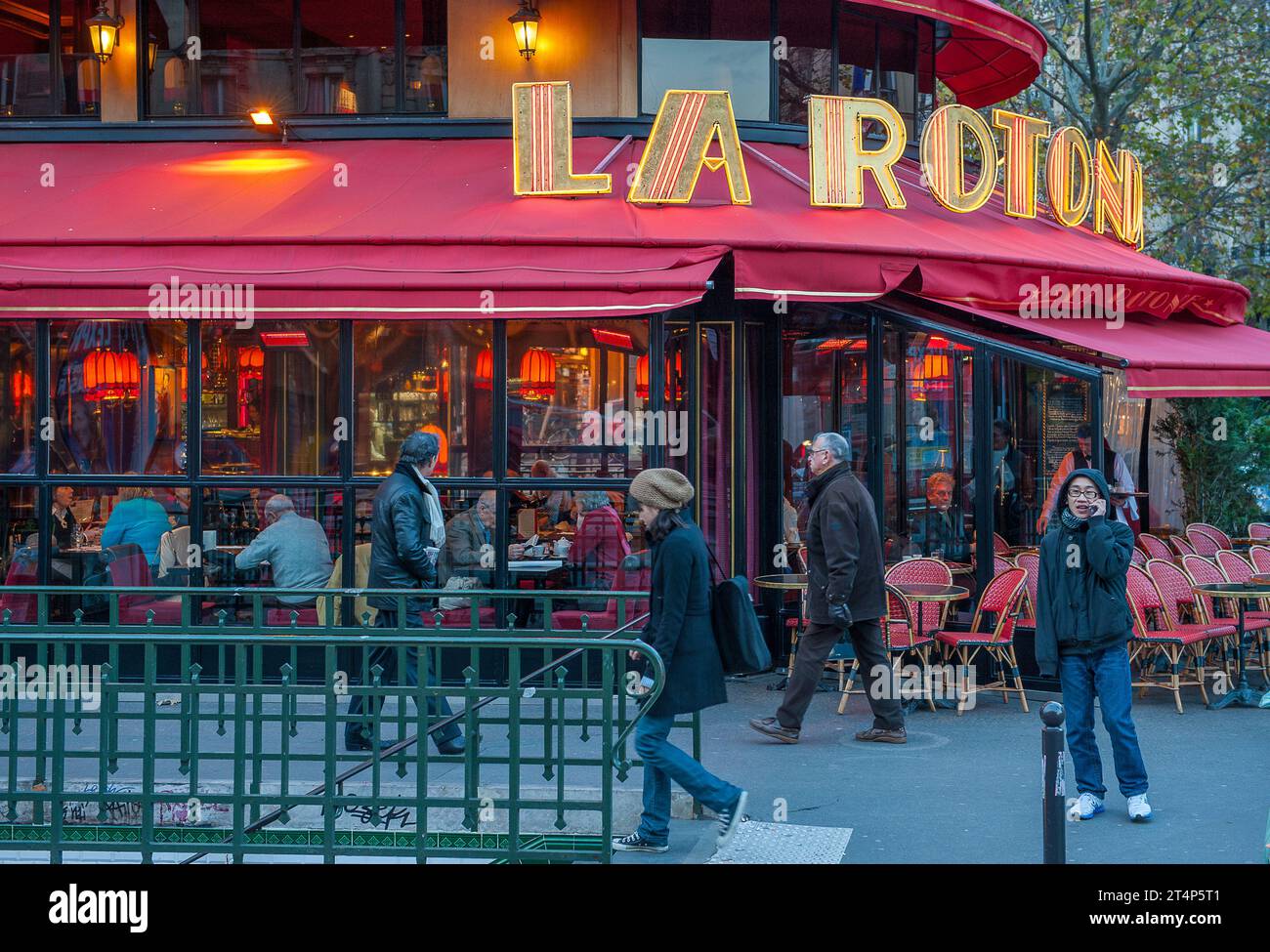 Café de La Rotonde im November in Paris. Es ist eine legendäre Brasserie und Restaurant in Montparnasse, die 1911 gegründet wurde Stockfoto