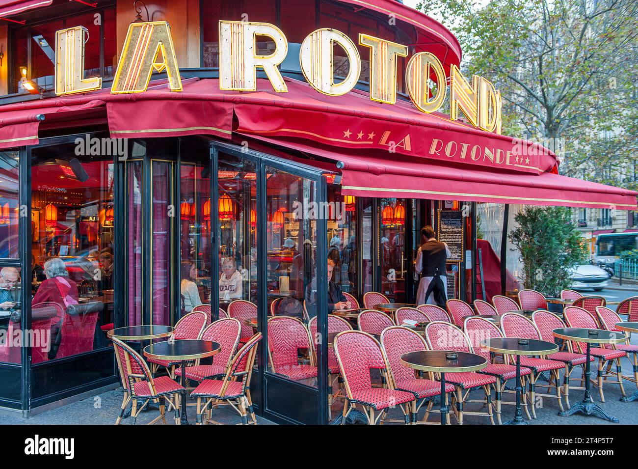 Café de La Rotonde im November in Paris. Es ist eine legendäre Brasserie und Restaurant in Montparnasse, die 1911 gegründet wurde Stockfoto