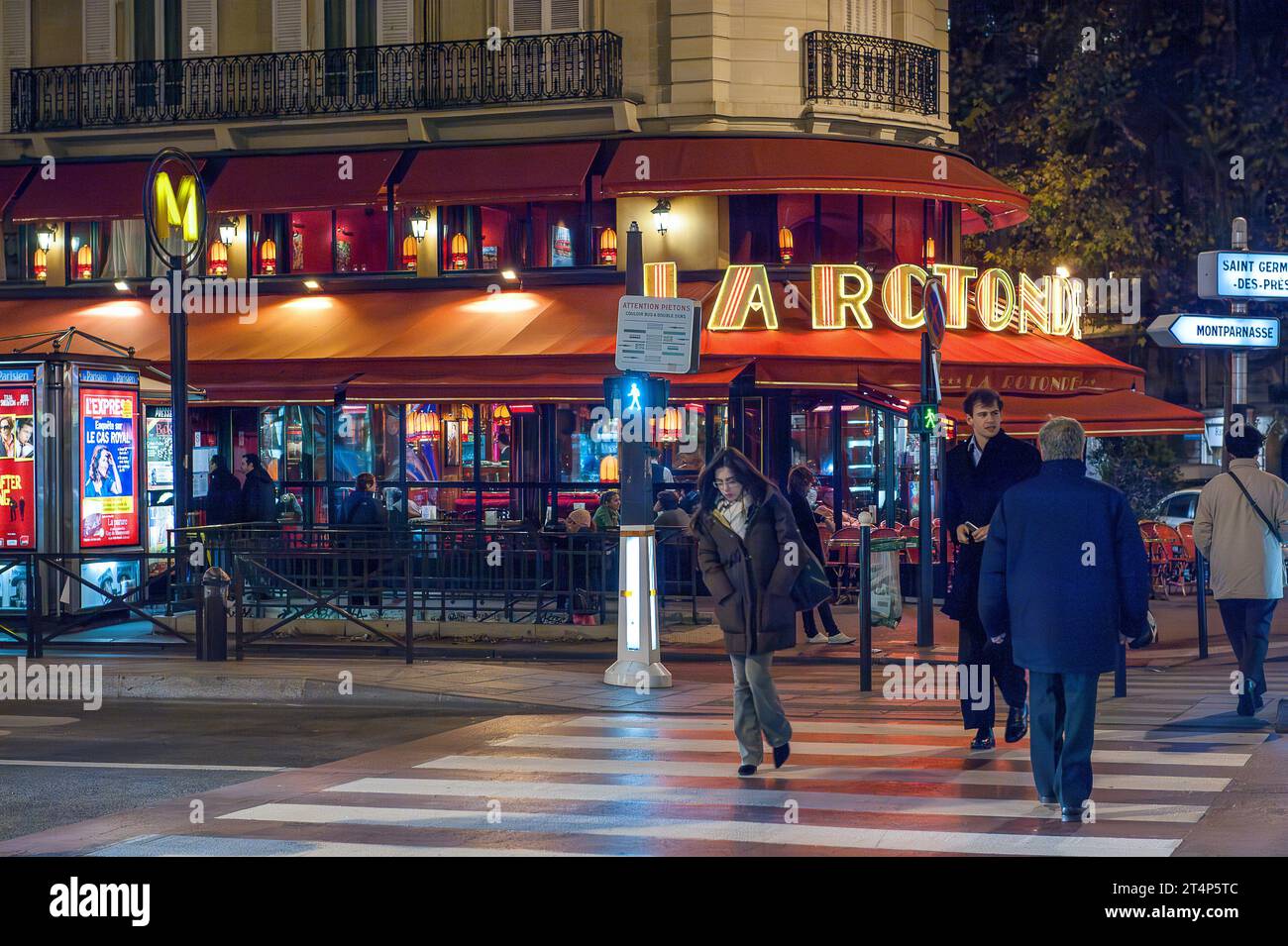 Café de La Rotonde im November in Paris. Es ist eine legendäre Brasserie und Restaurant in Montparnasse, die 1911 gegründet wurde Stockfoto