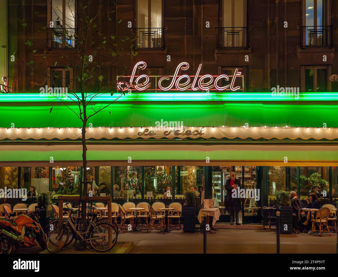 Café Le Select Ende November in Paris. Es ist eine berühmte Brasserie und Restaurant in Montparnasse, die 1925 gegründet wurde. Stockfoto