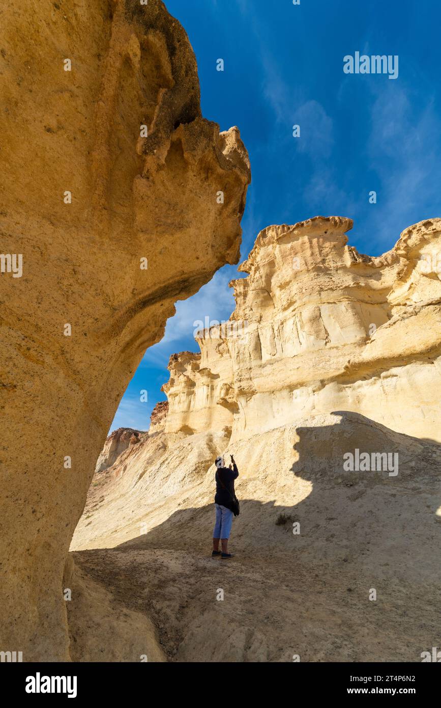 Las Gredas de Bolnuevo, auch Ciudad Encantada genannt, sind stark erodierte Sandsteinformationen am Strand von Bolnuevo in Murcia, Spanien. Touristen Stockfoto