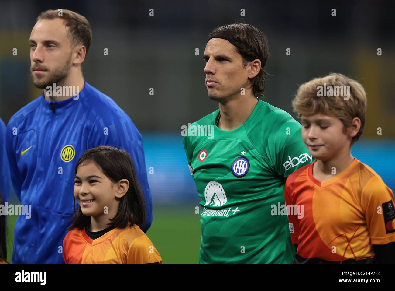 Mailand, Italien. Oktober 2023. Yann Sommer und Carlos Augusto vom FC Internazionale stehen vor dem Auftakt des UEFA Champions League-Spiels in Giuseppe Meazza, Mailand. Der Bildnachweis sollte lauten: Jonathan Moscrop/Sportimage Credit: Sportimage Ltd/Alamy Live News Stockfoto