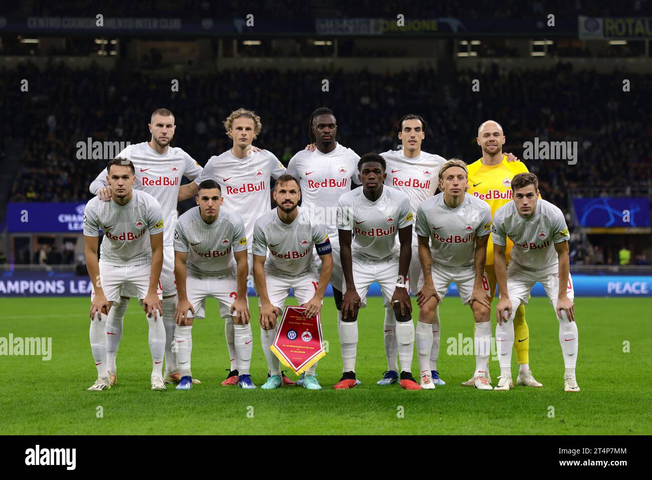 Mailand, Italien, 24. Oktober 2023. Der FC Salzburg startete elf für ein Mannschaftsfoto vor dem Auftakt in der hinteren Reihe ( L bis R ); Strahinja Pavlovic, Mauritius Kjærgaard, Oumar Solet, Roko Simic und Alexander Schlager in der ersten Reihe ( L bis R ); Omar Dedic, Oscar Gloukh, Andreas Ulmer, Lucas Gourna-Douath, Mads Bidstrup und Luka Sucic beim Spiel der UEFA Champions League in Giuseppe Meazza, Mailand. Der Bildnachweis sollte lauten: Jonathan Moscrop / Sportimage Stockfoto