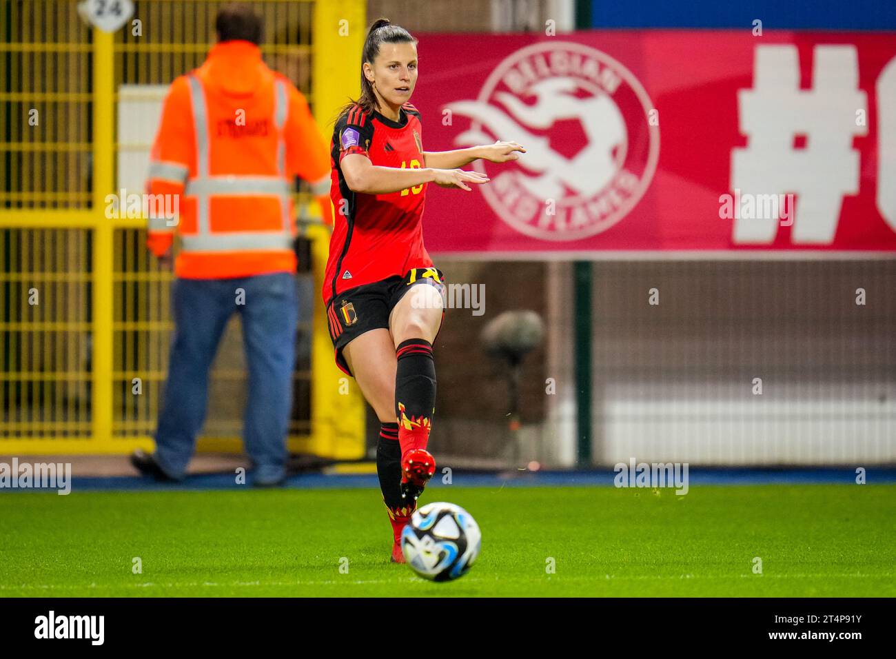 Leuven, Belgien. 31. Oktober 2023. LEUVEN, BELGIEN - OKTOBER 31: Laura de Neve aus Belgien gibt den Ball während des Spiels der UEFA Women's Nations League zwischen Belgien und England am 31. Oktober 2023 in Leuven, Belgien (Foto: Rene Nijhuis/BSR Agency) Credit: BSR Agency/Alamy Live News Stockfoto