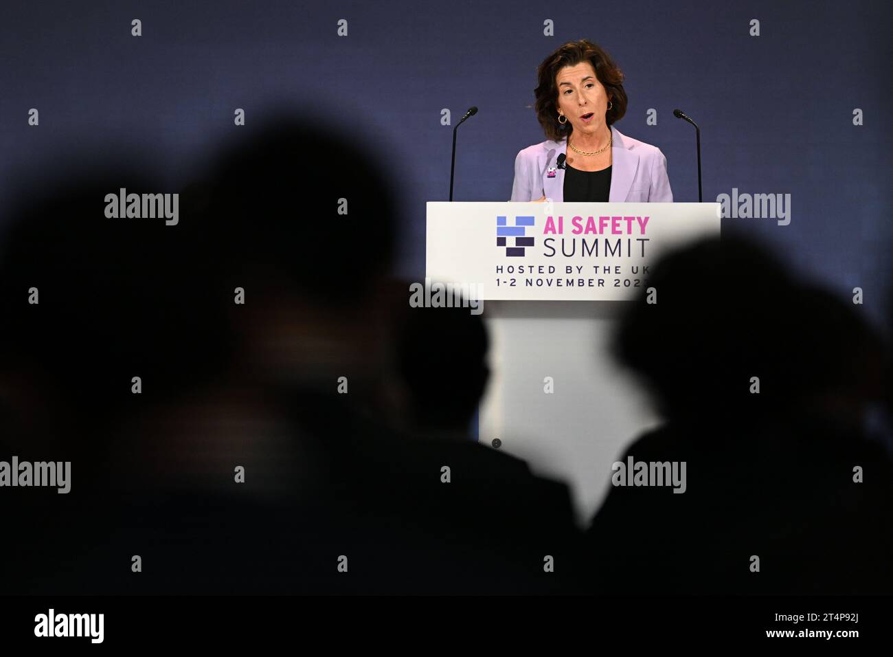 US-Handelsministerin Gina Raimondo spricht während der Eröffnungsversammlung des KI-Sicherheitsgipfels, des ersten globalen Gipfels über den sicheren Einsatz künstlicher Intelligenz, im Bletchley Park in Milton Keynes, Buckinghamshire. Bilddatum: Mittwoch, 1. November 2023. Stockfoto