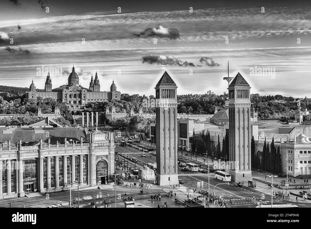 Luftaufnahme der Placa d'Espanya, in Richtung der venezianischen Türme und des Nationalen Kunstmuseums. Dieser ikonische Platz befindet sich am Fuße des Montjuic und ist Stockfoto