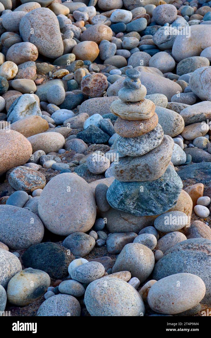Steine gestapelt von Beachgoer Stockfoto