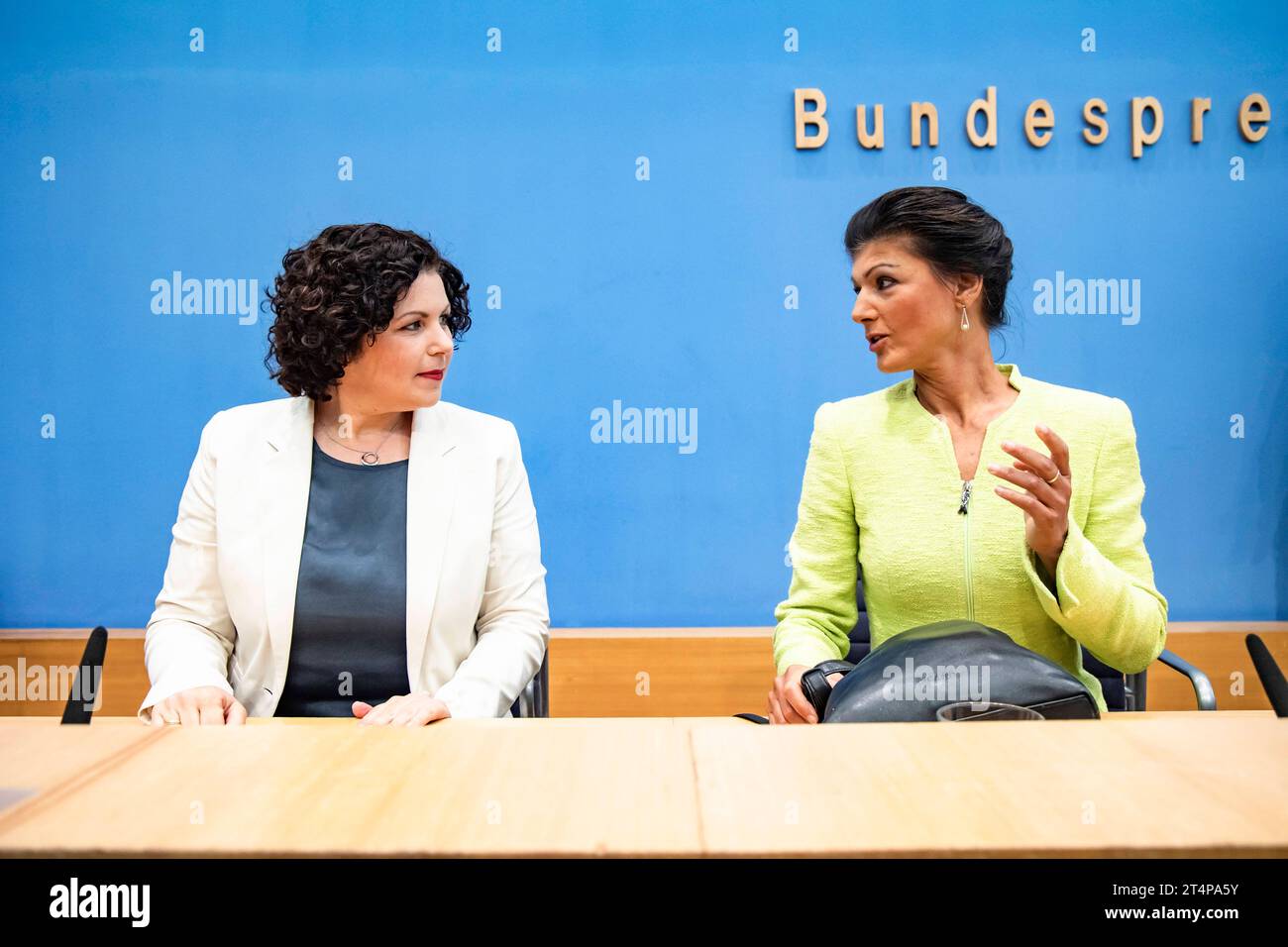 Sahra Wagenknecht Und Amira Mohamed Ali Während Einer Pressekonferenz ...