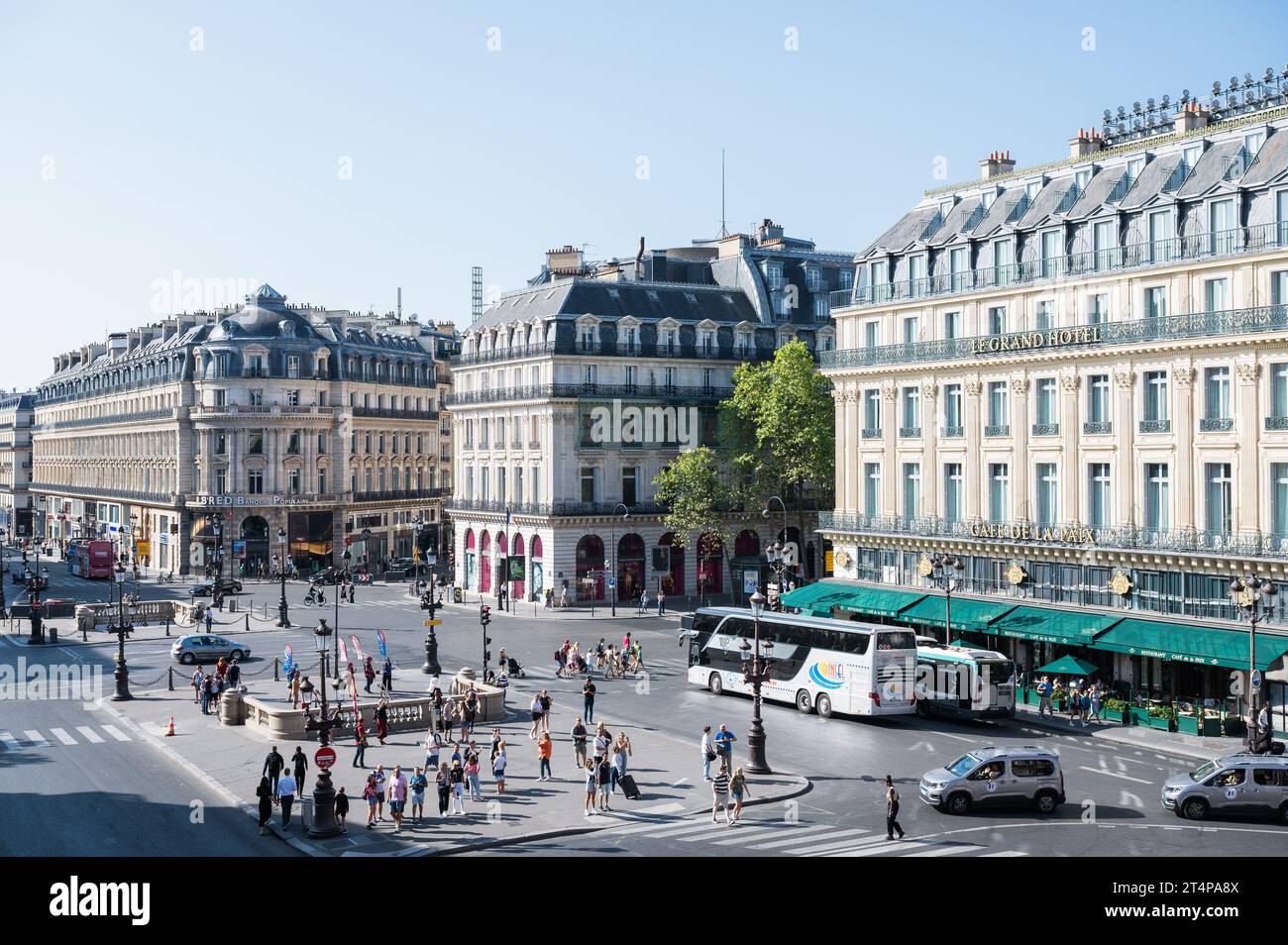 Paris, Frankreich - 28. August 2022: Blick von oben auf die Oper Garnier in Paris, die zwischen 1861 und 1875 erbaut wurde. Pariser Oper. Blick auf den Platz, Gebäude, Menschen und Geschäfte, selektiver Fokus Stockfoto