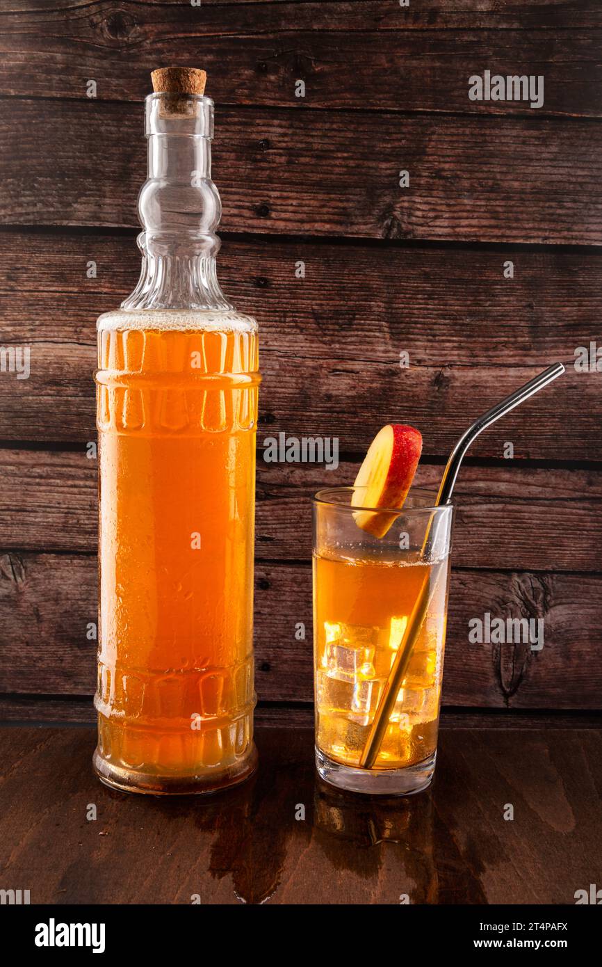 Eine Flasche und ein Glas frischen Apfelsaft mit Kopierraum Stockfoto