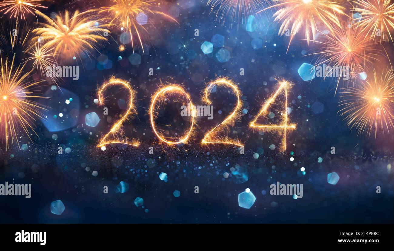2024 - Neujahrsfeier Mit Sparkler Und Feuerwerk Bei Der Blue Eve Night In Abstract Unfocus Glitter Stockfoto