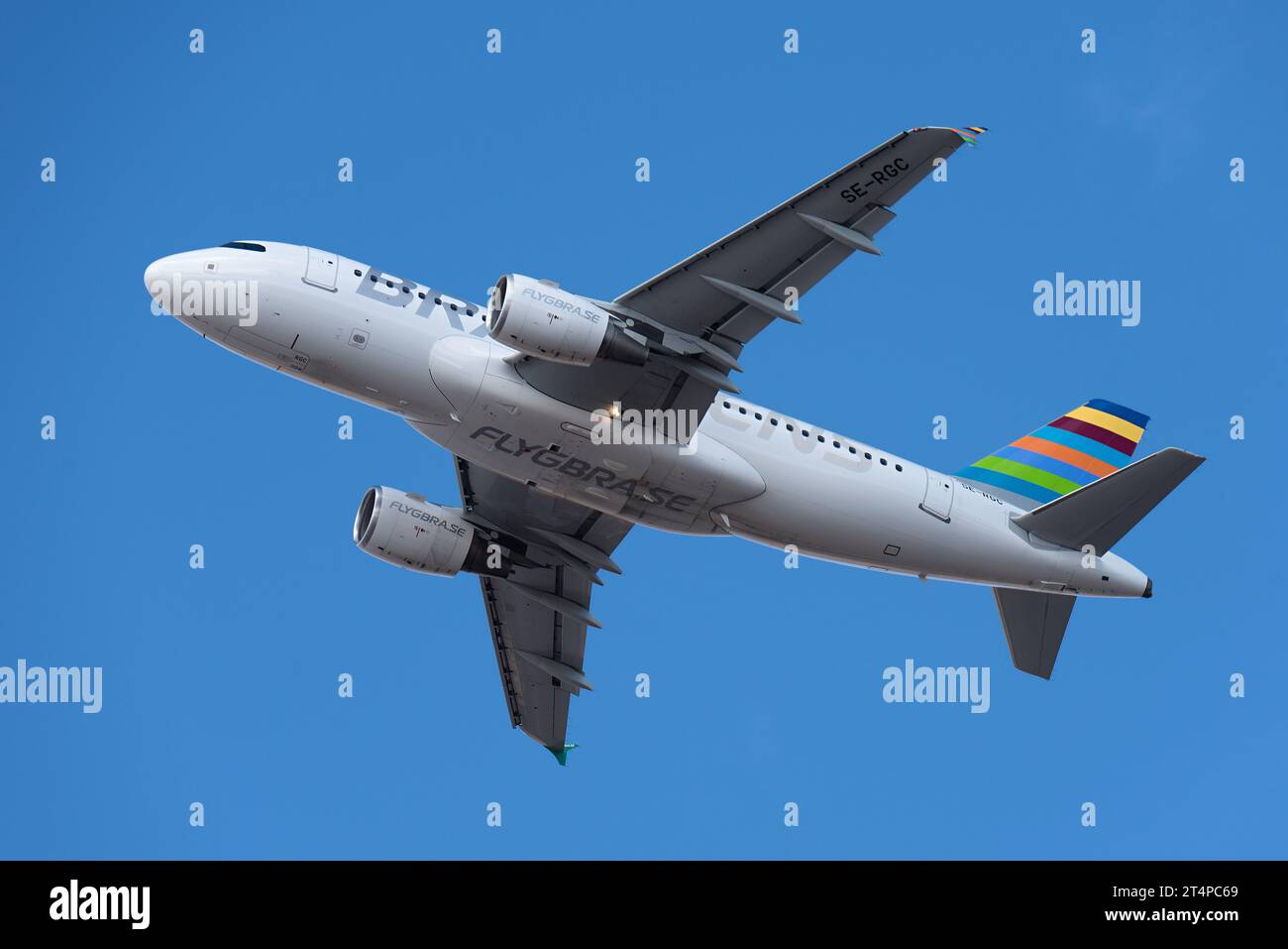 Teneriffa, Spanien, 29. oktober 2023. Braathens International Airways, Airbus A319-112. BRA Airlines fliegt im blauen Himmel Stockfoto