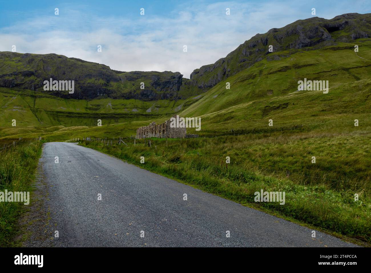 Das Gleniff Horseshoe in Sligo Irland ist ein hufeisenförmiges Tal, das von den Dartry Mountains umgeben ist. Stockfoto