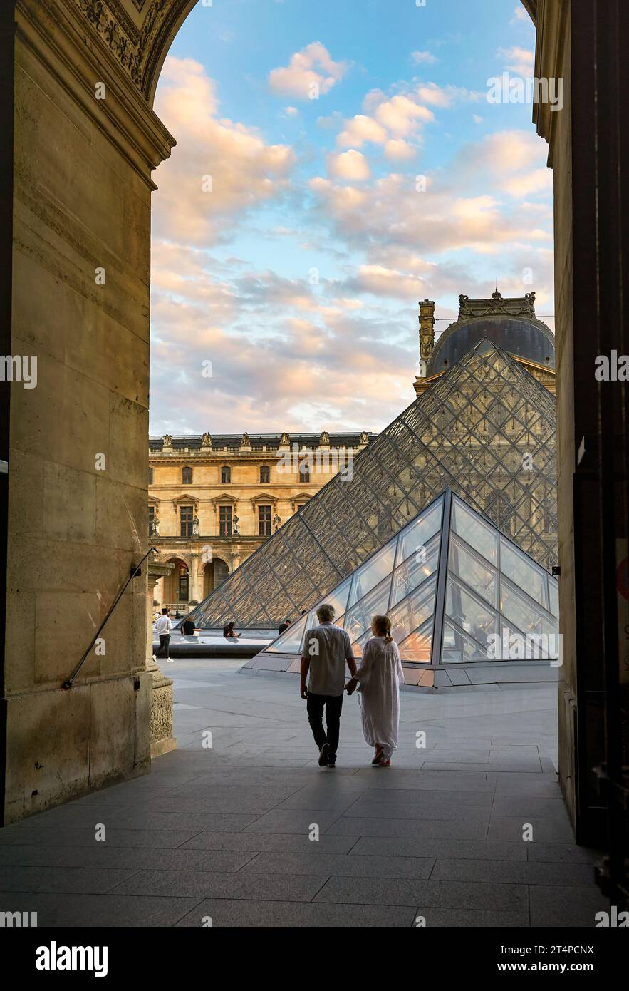 Blick auf die Glaspyramiden des Louvre-Palastes bei Sonnenuntergang Stockfoto