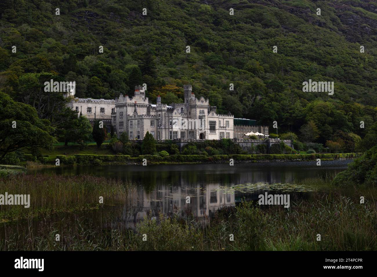 Kylemore Abbey ist ein Benediktinerkloster aus dem 19. Jahrhundert mit gotischer Architektur und viktorianischen ummauerten Gärten in Connemara, Irland. Stockfoto